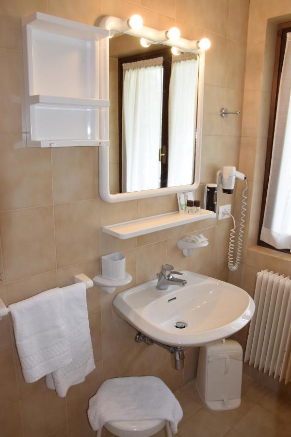 Hotel Ferrari Пінцоло Екстер'єр фото