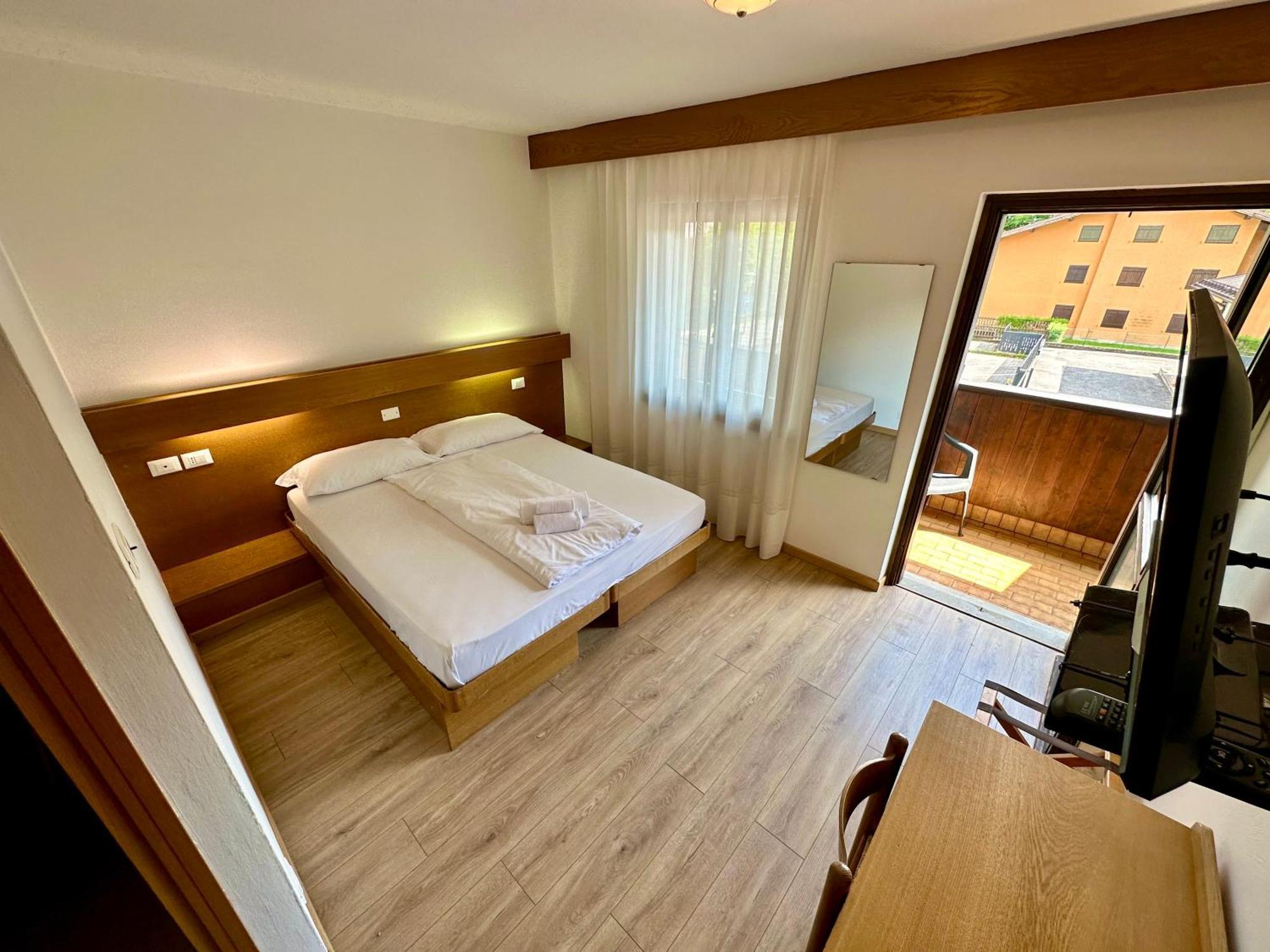 Hotel Ferrari Пінцоло Екстер'єр фото
