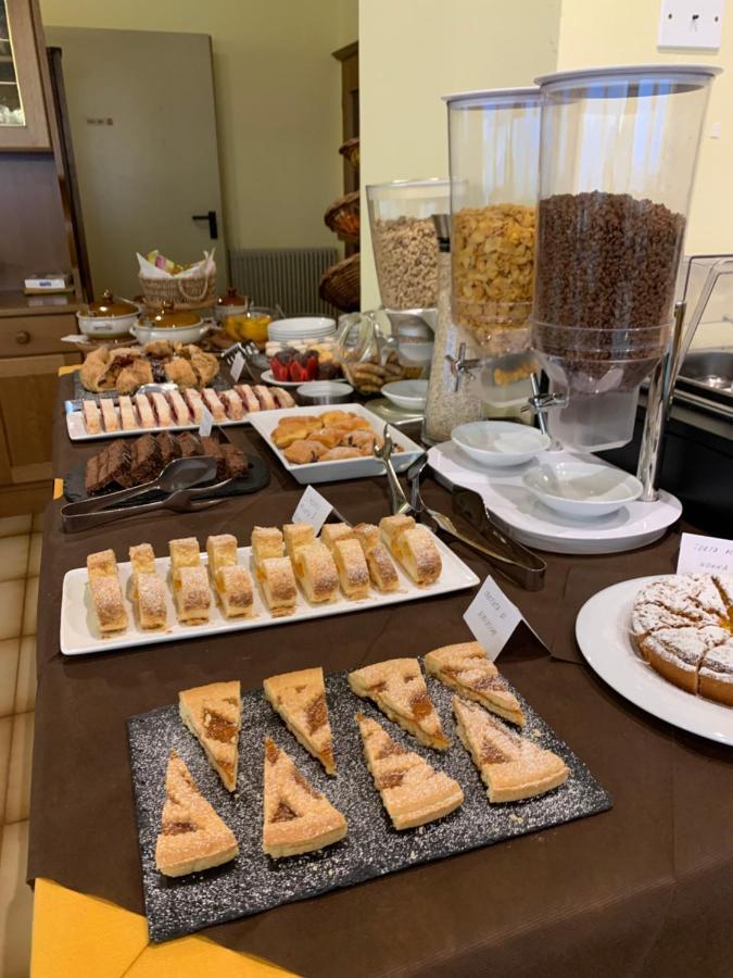 Hotel Ferrari Пінцоло Екстер'єр фото